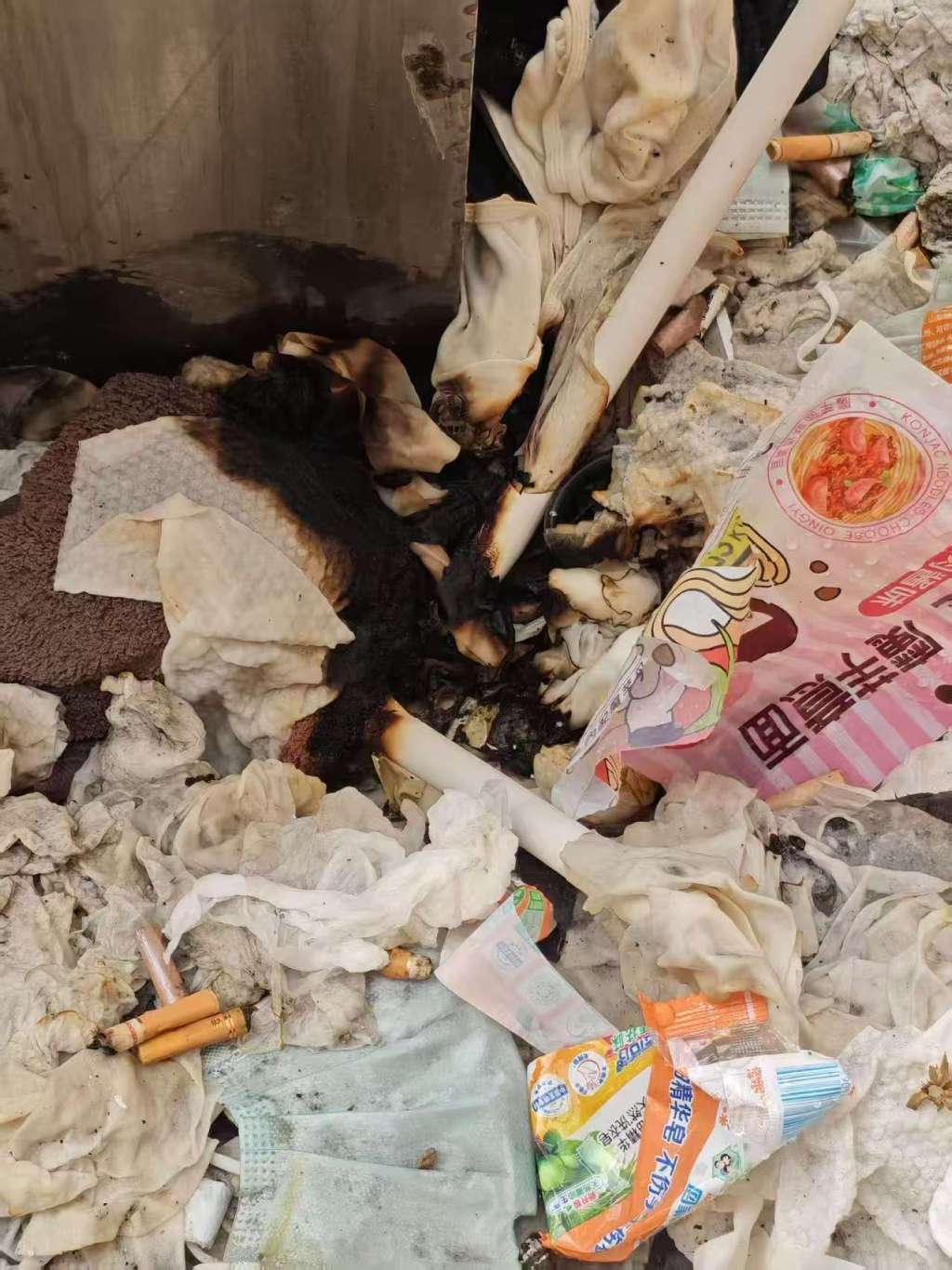 杨泽禹宿舍楼里有人抽完烟向外扔烟头,点燃过楼下平台上的杂物。