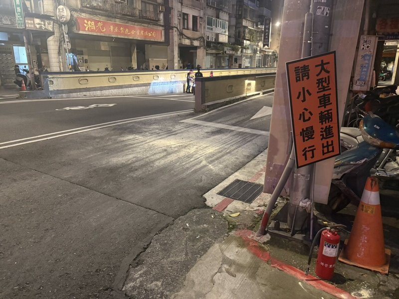 傅姓男子昨天騎紅牌大重機行經林森南路地下道，途中疑因漏油起火燃燒，他自己也被燒傷送醫。記者翁至成／翻攝