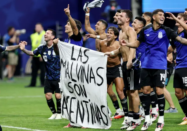 美国乔治亚州（佐治亚州）亚特兰大FIFA世界杯准决赛：阿根廷球员在击败英格兰后庆祝，并展示一幅写有“福克兰群岛属于阿根廷”字句的横幅（15/7/2026）