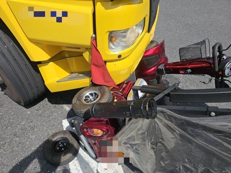 大型聯結油罐車輾壓電動輔助代步車,驚險一瞬間,所幸老婦倒向外側,毫髮無傷。圖/警方提供