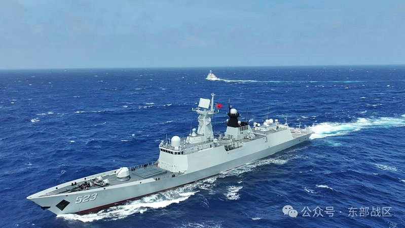 中國海軍紅河艦與印尼海軍「萊」號護衛艦開展分航儀式演練。圖／取自東部戰區微信公眾號