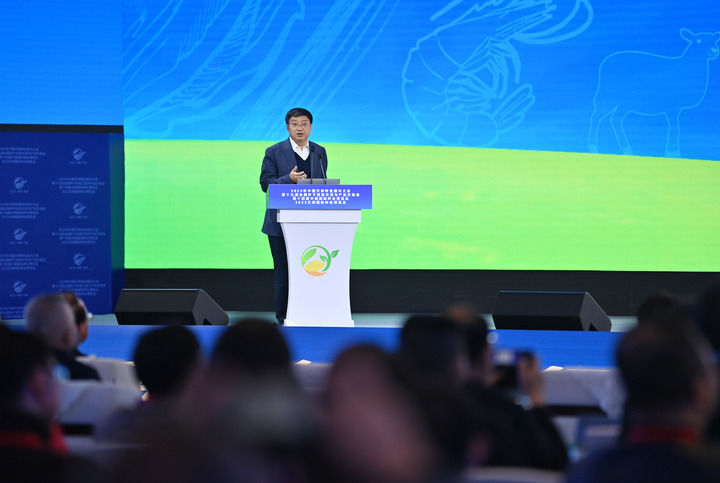 中国工程院院士万建民在2023年中国天津种业振兴大会开幕式上作《国内外种业现状与发展趋势》的报告（2023年3月18日摄）。新华社记者 李然 摄
