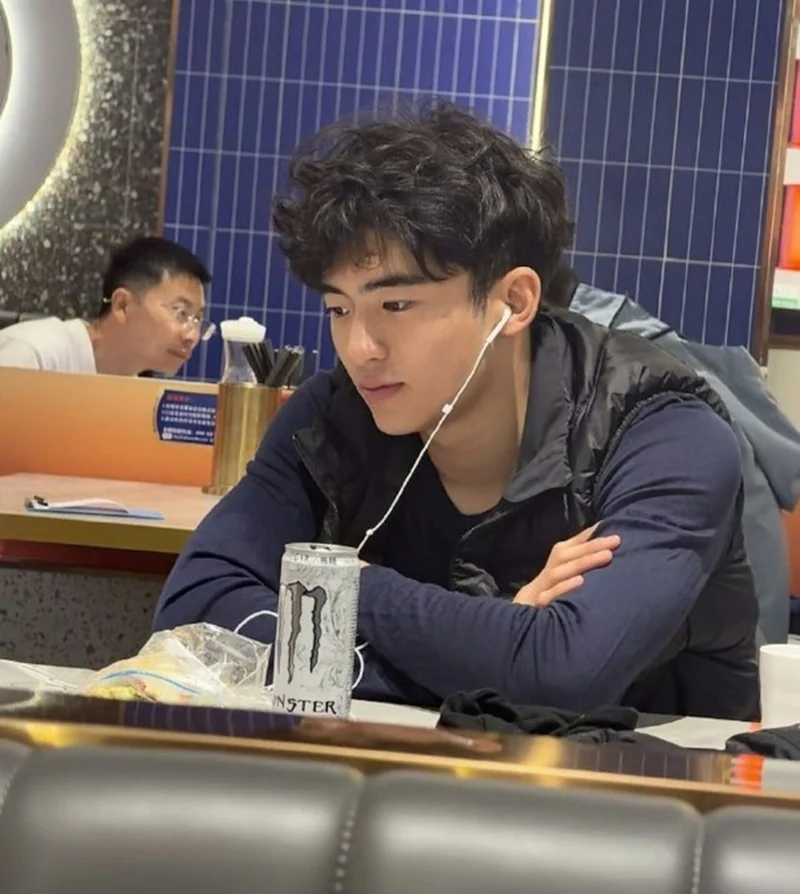 謝霆鋒大兒子謝振軒被指像極老爸。圖/摘自微博