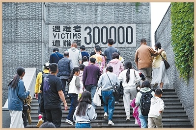 2026年5月2日,民众在侵华日军南京大屠杀遇难同胞纪念馆缅怀遇难者、寄托哀思。杨素平摄(影像中国)