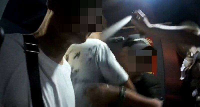 蔡姓等3名男子在警方執行公務時嗆警,遭警方噴辣椒水。記者林保光/翻攝