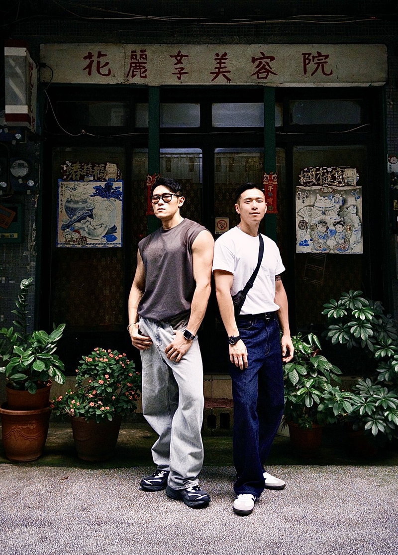 桃園鄧姓男子突然倒地失去生命徵象,正巧機場消防員徐銘輔(右)休假路過,立刻施以援手,桃市消防局事後獲悉,原來熱心助人的徐男是大有分隊徐鵬翔(左)的胞弟,兄弟服務於不同消防單位,卻同樣有肩負救人使命。圖/桃園市消防局提供