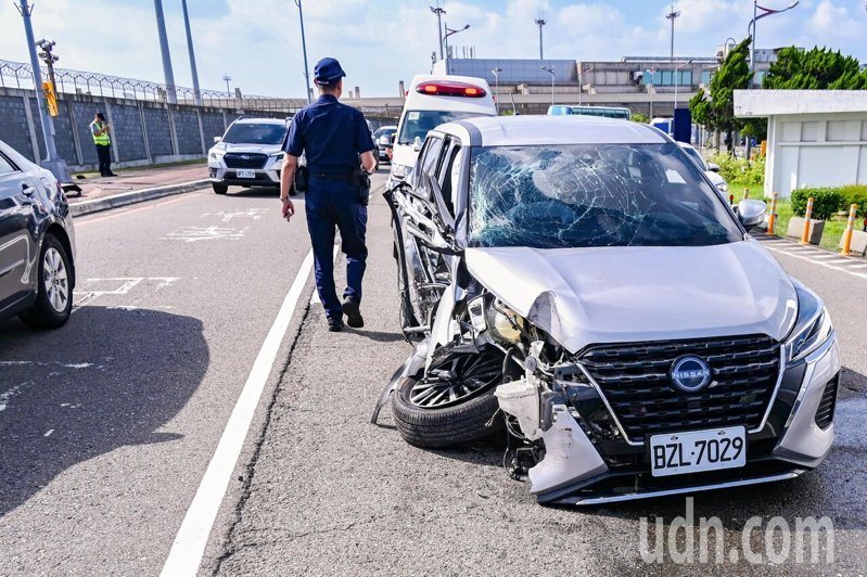 桃機一航廈一號停車場外環道今天上午發生一起自撞事故,車輛右側車頭半毀、車身右側嚴重損傷。記者黃仲明/攝影