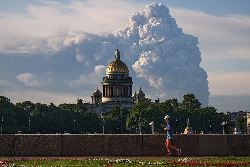 Клубы дыма со склада интернет-магазина Wildberries в Санкт-Петербурге поднимаются в небо после атаки украинского дрона, на переднем плане - Исакиевский собор, 24 июля 2026 г.