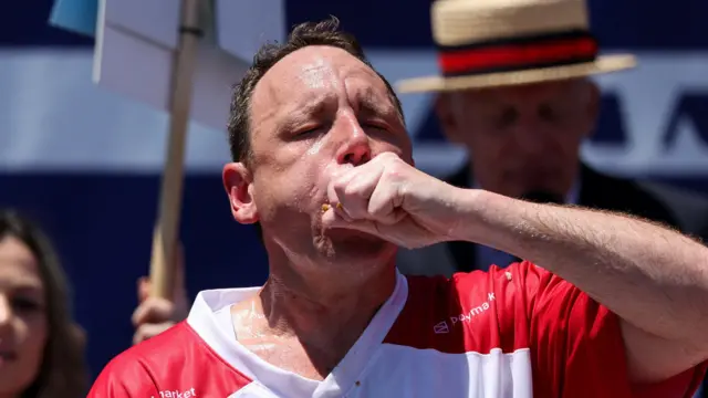 乔伊·切斯特纳特（Joey Chestnut）于7月4日在纽约市布鲁克林康尼岛（Coney Island, Brooklyn）参加2026年“内森著名国际热狗大赛”（Nathan's Famous International Hot Dog Eating Contest）。
