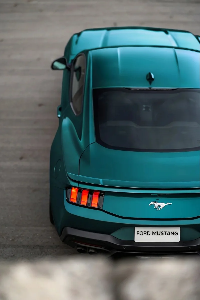New Ford Mustang全新26年式維持EcoBoost® Premium、GT Premium及Dark Horse™ Premium三款車型編成,並導入全新限量車色「Adriatic Blue Metallic」。 圖/福特六和提供