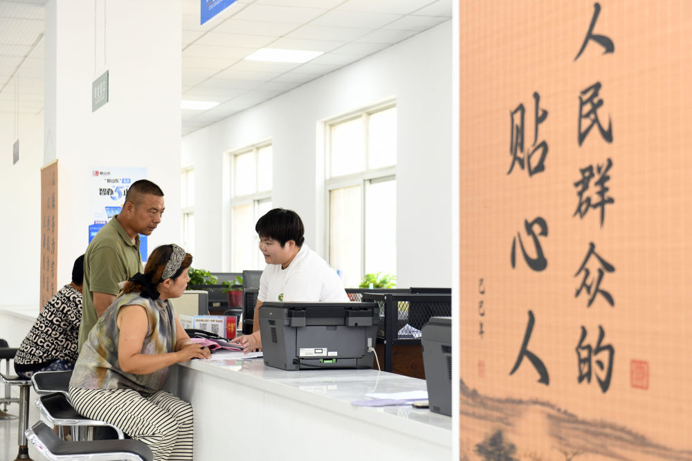 2026年7月5日，在山东省德州市夏津县香赵庄镇党建综合阵地，工作人员为群众办理低保业务。新华社记者 郭绪雷 摄
