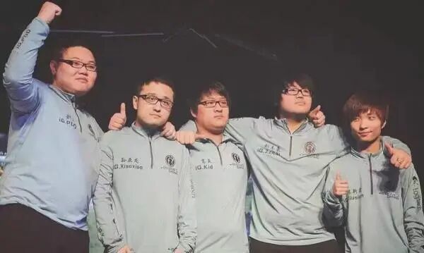 图为iG英雄联盟分部早期队员 图源:网络