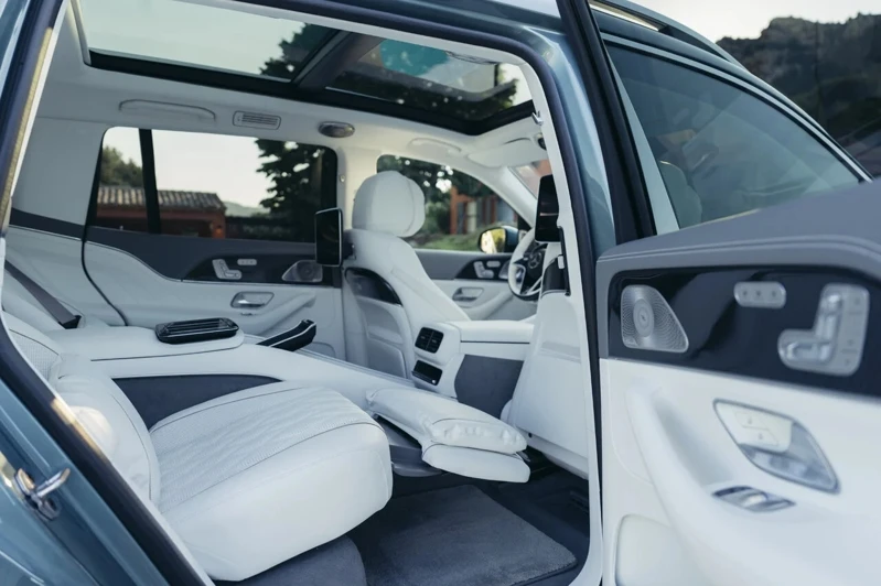前座新增震動按摩功能，後座Executive Seats首度加入小腿按摩。 圖／Mercedes-Benz