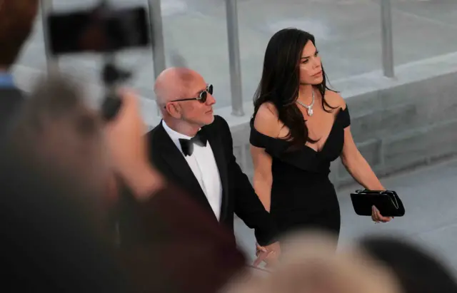 亚马逊创办人杰夫·贝佐斯（Jeff Bezos）及妻子萝伦·桑切斯（Lauren Sanchez）