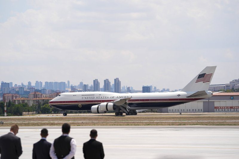 川普總統搭乘新的總統座機「空軍一號」7日飛抵土耳其的安卡拉機場，出席北約峰會。這是新的「空軍一號」海外處女航。(美聯社)