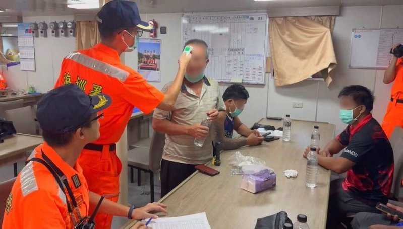 遇險人員在海上漂流近10小時後獲救，精神疲憊、體力不支，海巡人員檢查獲救人員身體狀況。圖／艦隊分署提供