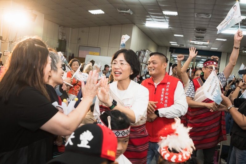 民進黨新北市長參選人蘇巧慧身穿泰雅族傳統披肩（pala）出席布落．馬信原住民族政見座談會。圖／蘇巧慧辦公室提供