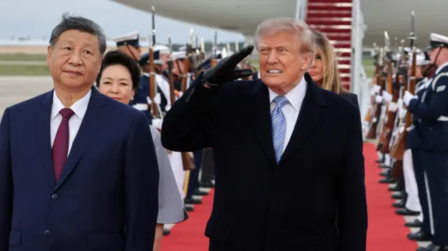 Си и Трамп у трапа самолета