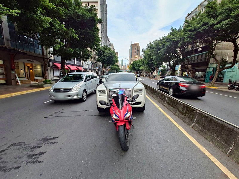 2500萬元勞斯萊斯古斯特,疑未注意前方車流,直接撞上停等中的Honda大型重機。記者廖炳棋/翻攝