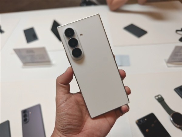 14999元!三星Galaxy Z Fold8 Ultra图赏:薄至8.9mm 仅重215g
