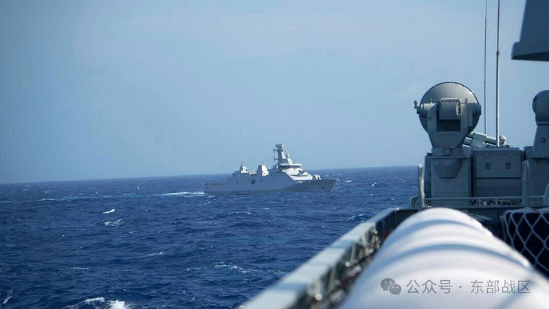 中國海軍紅河艦與印尼海軍「萊」號護衛艦開展編隊航行機動演練。圖／取自東部戰區微信公眾號