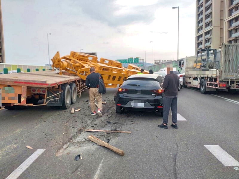 大型機具從聯結車上掉落,直接砸中路過的3輛自小客車。記者巫鴻瑋/翻攝
