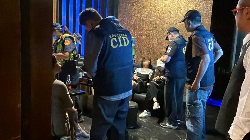 市府聯合稽查小組則來到台南大舞廳及金府城KTV聯合稽查及臨檢。記者邵心杰/攝影