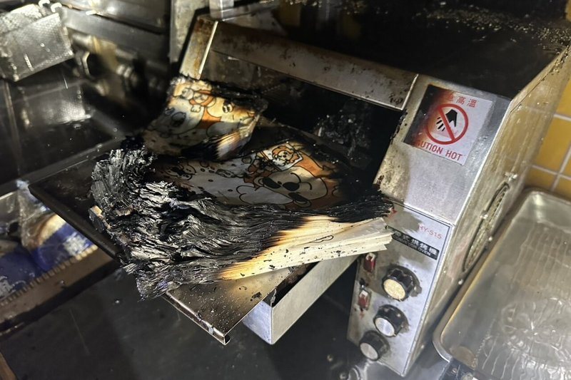桃園火車站2樓一間店家今天清晨發生火警，所幸火勢在消防人員抵達前，已由店內自動撒水設備啟動撲滅。記者朱冠諭／翻攝