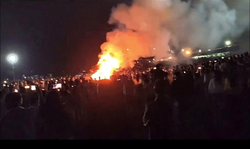 大陸雲南曲靖建文村6日晚間火把節活動時發生火災事故，16人灼傷。圖／取自澎湃新聞