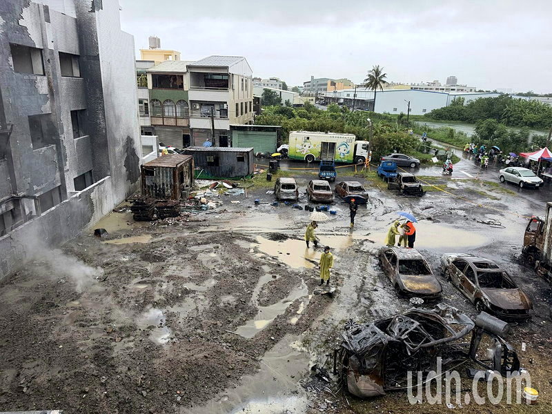 台南市安南區空地廢棄物前天起火爆炸,102戶遭波及,受災戶昨冒雨清理家園,軍方動員協助。記者萬于甄/攝影