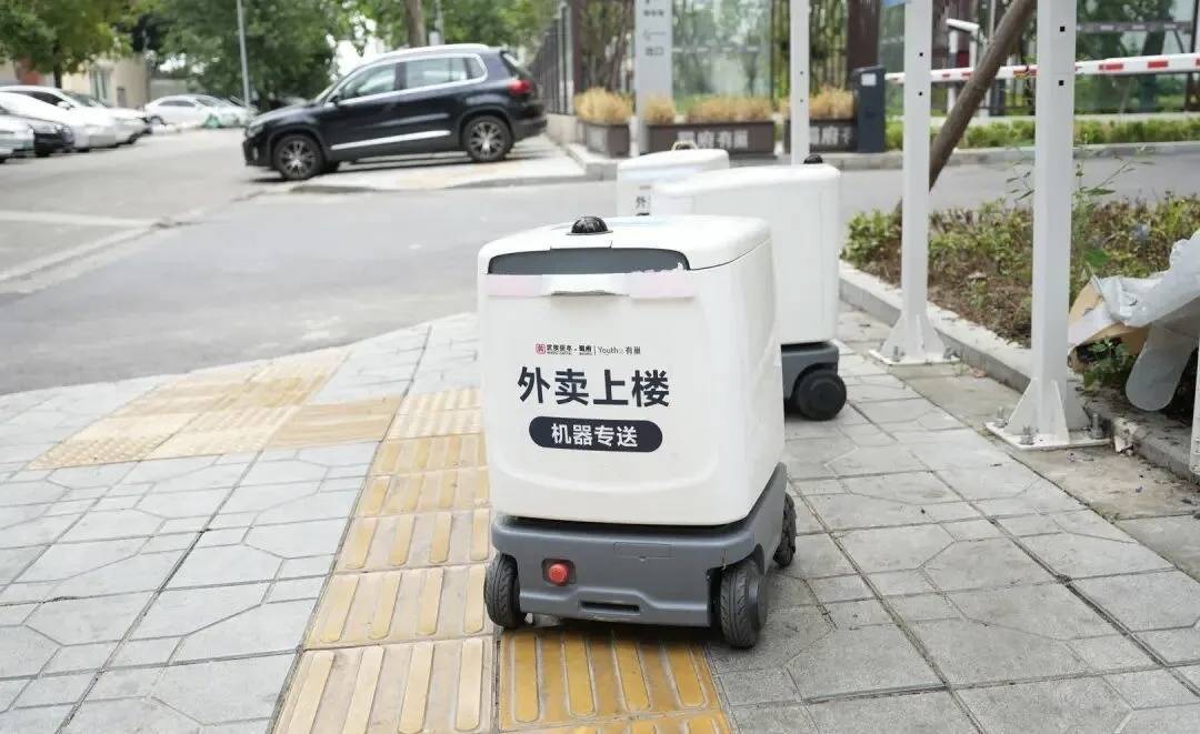 “享递Ultra”机器人在成都蜀府有巢国际公寓社区上岗成为“配送员”。图据“成都发布”