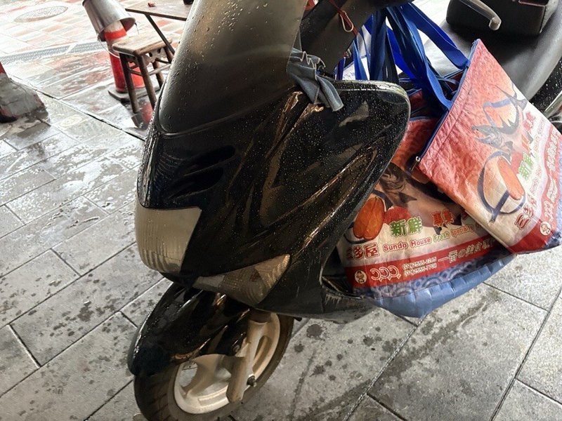 台北市發生公車司機疑因恍神闖紅燈，不但衝撞機車，公車乘客也因煞車跌倒頭部不適送醫。記者廖炳棋／翻攝