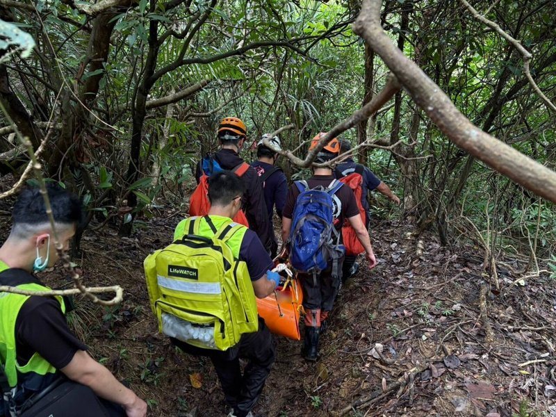 東北角貢寮區卯澳地區的登山步道，今天近午有4人遭蜂螫傷，其中1名婦人無力行走。消防人員到場救護，護送4人下山後送醫治療。記者邱瑞杰／翻攝