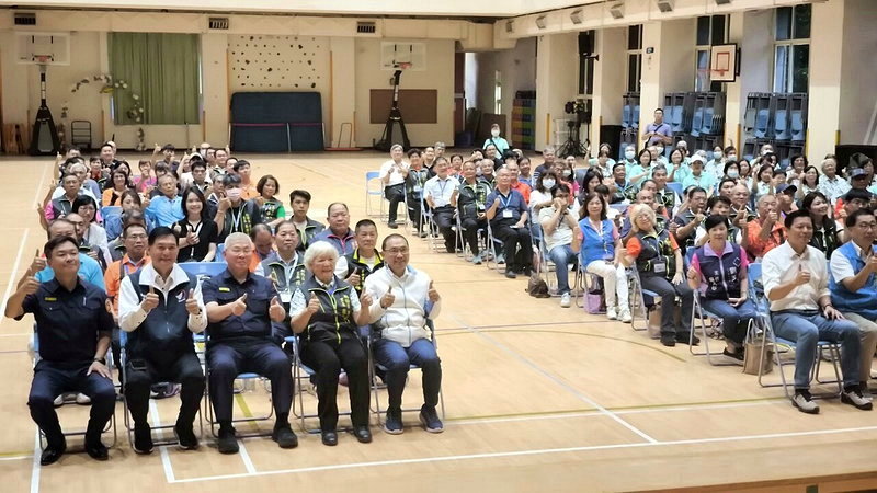 新北市長侯友宜與參加治安觀摩研習活動的里長們合影。記者黃子騰／攝影