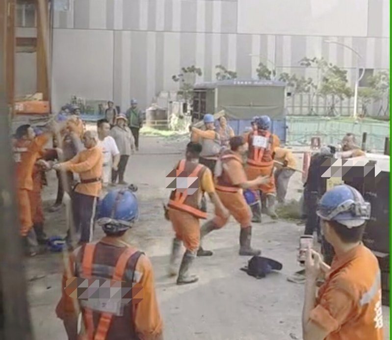 因施工順序認知不同發生口角，台積電南科工地今上午傳出工人鬥毆，現場亂成一片。圖 ／ 民眾提供