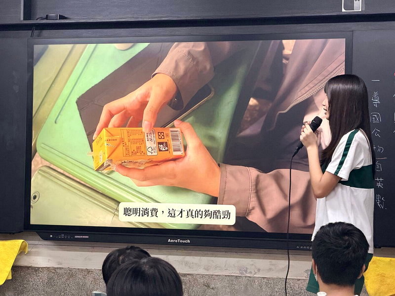 有同學把「注意營養標示」寫入歌詞當中,提醒大家吃東西前要關心食品成分。圖/教育事業部