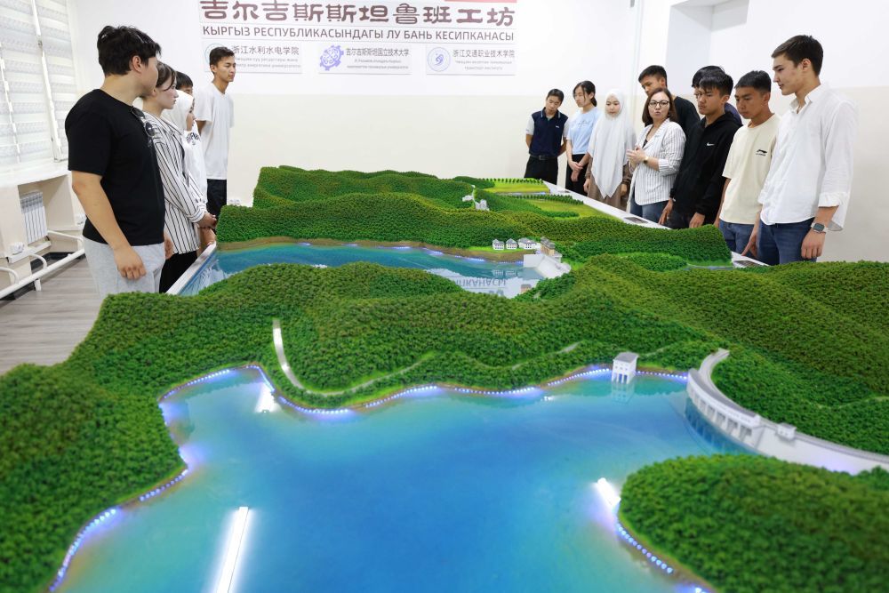 2025年6月4日,在吉尔吉斯斯坦首都比什凯克,师生在吉尔吉斯斯坦鲁班工坊水利枢纽工程模拟演示实验室学习水电站知识。新华社发(罗曼摄)