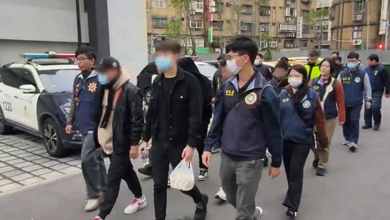 移民署新北市專勤隊聯合調查局、新北市刑大、北市與台中警方在新北地檢署檢察官指揮下,破獲以台灣人為首的跨國人口販運及性剝削集團,逮捕 18 名犯嫌並成功救援 9 名遭控制從事性交易的緬甸籍女子。圖/移民署新北市專勤隊提供
