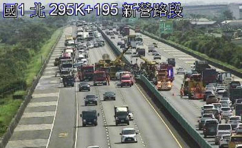 國道1號下營南下路段化學槽車翻覆駕駛沒呼吸心跳，雙向大塞車警籲改道。記者周宗禎／翻攝