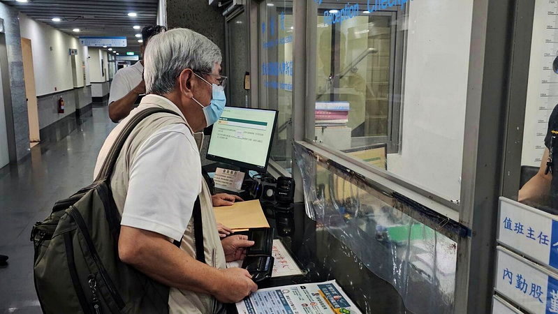 花蓮檢調今天帶回縣府社會處長陳加富調查，晚上9時許也移到花蓮地檢署複訊。記者王思慧／攝影