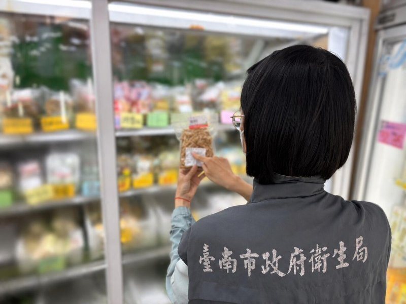 台南市衛生局統計2022年至2026年間，共完成食品抽驗2705件，查獲47件不合格，其中包含1件炊粉檢出甲醛，不合格產品均依法下架回收並追查來源。圖／台南市衛生局提供