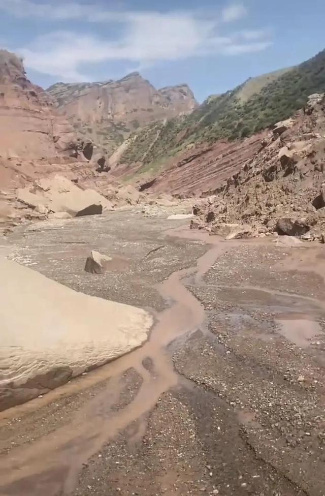失联8天，在新疆遭泥石流卷走的苏州母子已被找到，均不幸遇难：母亲的遗体在下游水库中被先行找到；约20分钟后，孩子的遗体也被找到