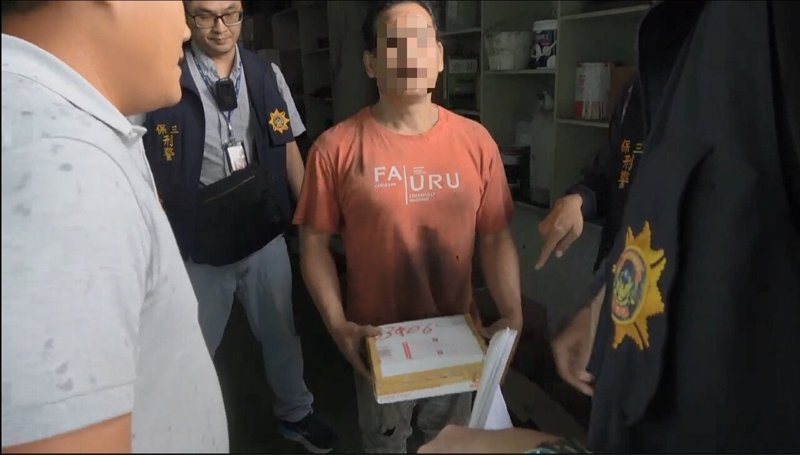 保三總隊與財政部關務署台中關執行國際郵包攔檢時，發現1件來自泰國的「生活用品」包裹，原以為只是普通藥膏，經拆封竟發現5條泰國知名止痛藥膏內，每條中塞了已分裝好的1條狀第二級毒品安非他命。圖／保三總隊提供