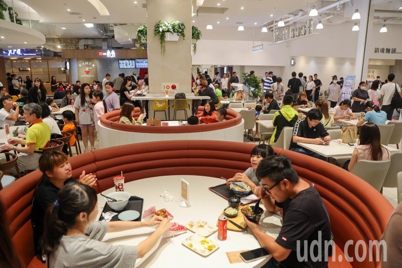 台中漢神洲際百貨成為中部唯一營業的百貨商場，美食街用餐時間湧入大量人潮。記者黃仲裕／攝影