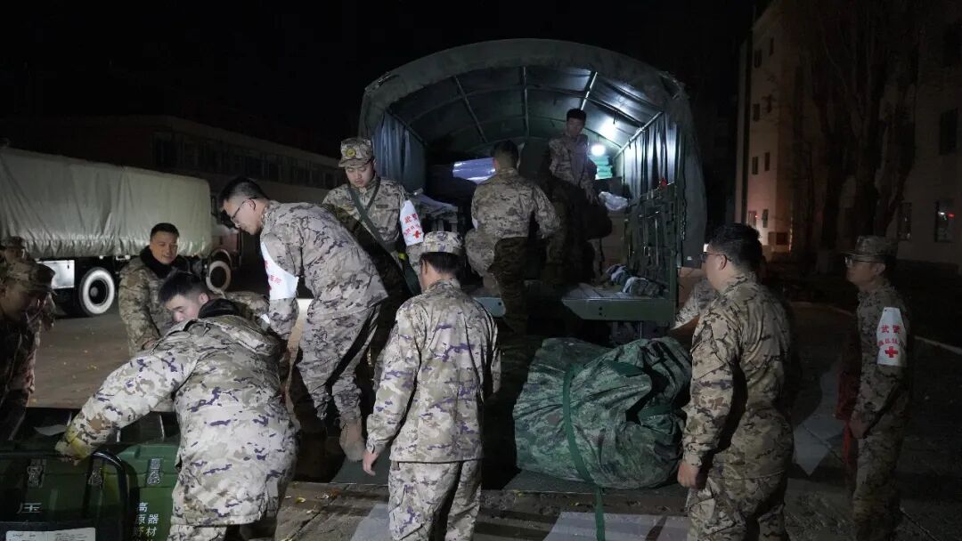 多图丨西藏那曲发生7.0级地震，西部战区官兵连夜救援