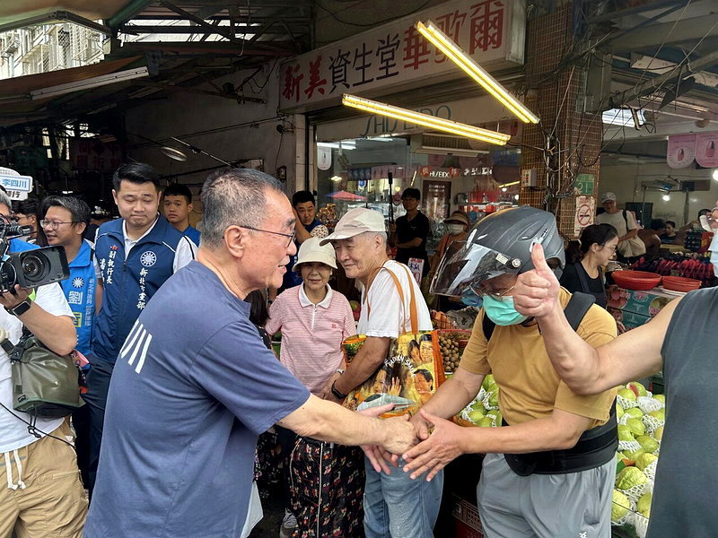國民黨新北市長參選人李四川今天前往新店建國及仁愛市場掃街拜票。記者林媛玲／攝影