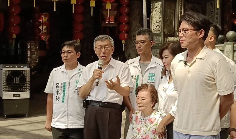 民眾黨創黨主席柯文哲（左二）今天說，日本自民黨和公明黨聯合政府是藍白合很好的示範，未來的政黨協議書一定會一樣一樣列清楚。記者邱瑞杰／攝影