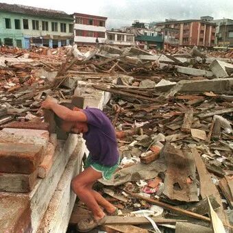 1999年2月12日，震后的亚美尼亚城满目疮痍。此次地震造成971人死亡，5377人受伤，超过2100栋房屋被毁。（图源：美联社）