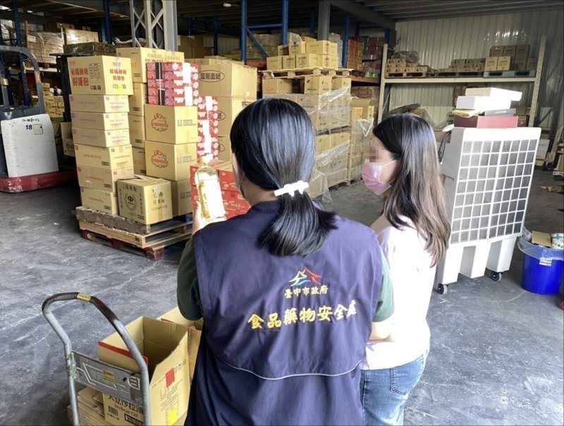 台中市食安處稽查員確認問題油下游業者倉儲下架情況。圖／台中市食安處提供