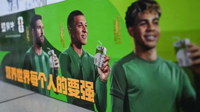 2026年10月28日，北京一家超市内展示中国乳制品品牌“蒙牛”的广告，广告上印有三名足球明星的肖像，分别是法国的姆巴佩（中）、阿根廷的梅西（左）和西班牙的亚马尔（右）。